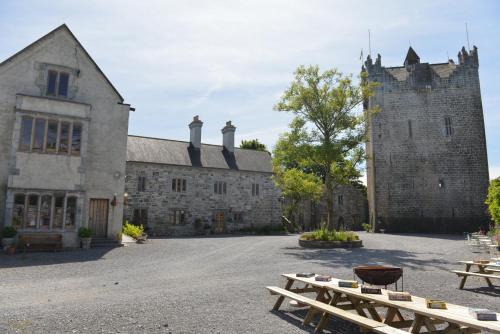 Viesnīcas āriene, Claregalway Castle in Claregalway