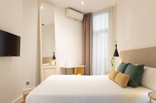 Small Double Room image 9