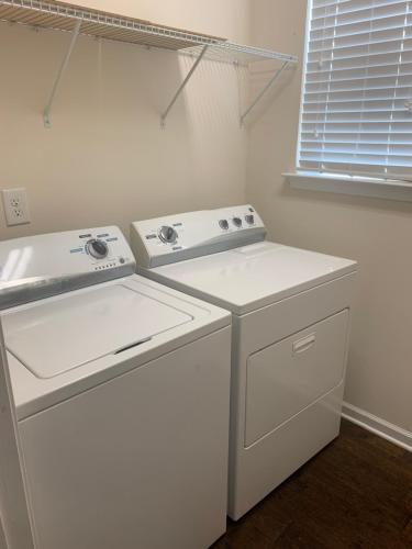 Beautiful Townhome Near Downtown Charlotte - image 9