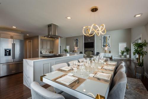 Lago-mar Luxury Modern Waterfront Home in University Park