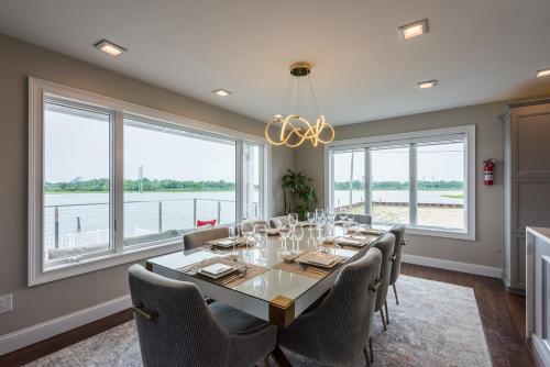 Lago-mar Luxury Modern Waterfront Home in University Park