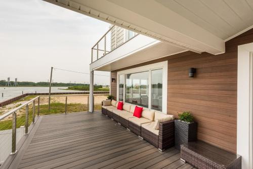Lago-mar Luxury Modern Waterfront Home in University Park