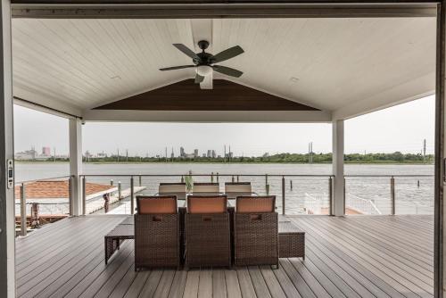 Lago-mar Luxury Modern Waterfront Home in University Park