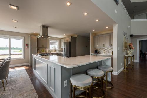 Lago-mar Luxury Modern Waterfront Home in University Park