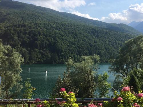 Casa a schiera fronte lago con giardino