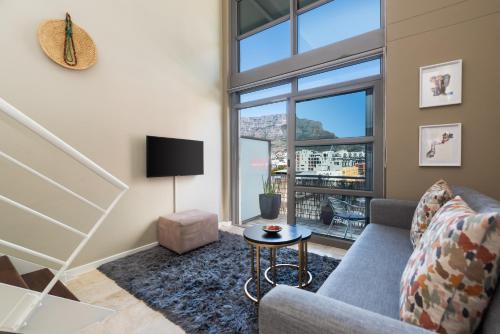 City Slicker Double Volume Loft, Magnificent Table Mountain View, close to V&A Waterfront, never any load shedding!