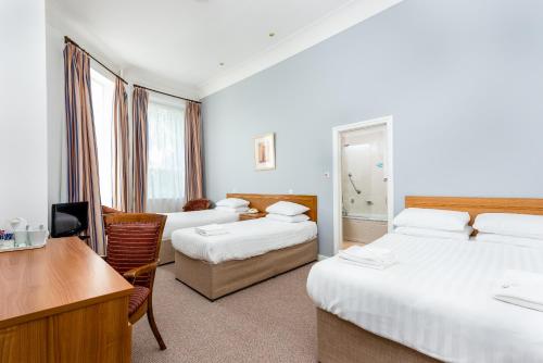 1 double bed, 2 twin beds
