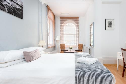 1 queen bed, 2 sofa beds