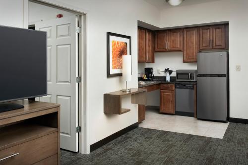 Studio King Suite with Accessible Roll in Shower - Non-Smoking