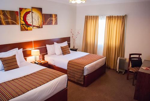 1 queen bed, 2 twin beds