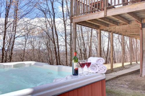 LOG CABIN w HOT TUB, BEACH access, near of TREMBLANT