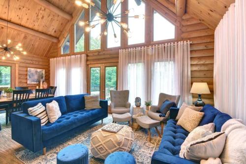 LOG CABIN w HOT TUB, BEACH access, near of TREMBLANT