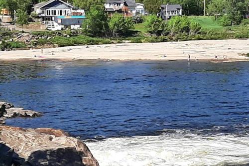 LOG CABIN w HOT TUB, BEACH access, near of TREMBLANT