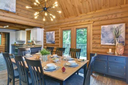 LOG CABIN w HOT TUB, BEACH access, near of TREMBLANT