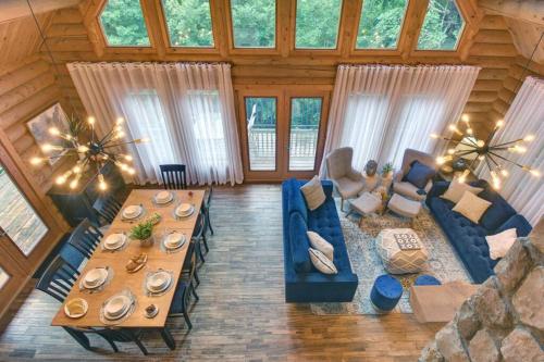 LOG CABIN w HOT TUB, BEACH access, near of TREMBLANT