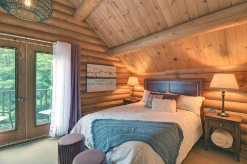 LOG CABIN w HOT TUB, BEACH access, near of TREMBLANT