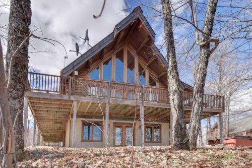 LOG CABIN w HOT TUB, BEACH access, near of TREMBLANT