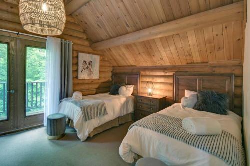 LOG CABIN w HOT TUB, BEACH access, near of TREMBLANT