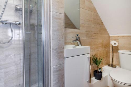 Bathroom, TH Serviced Apartment London in Greater London North West