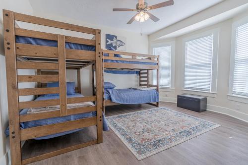 Uptown Cottage Newly Updated Home Near the Strand Galveston Harbor and UTMB - image 11