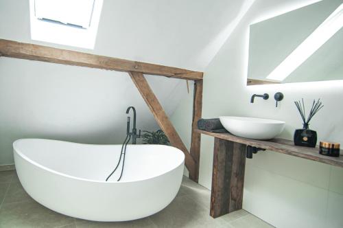 Fürdőszoba, Stroeckmanhoeve in Verspreide huizen Neede