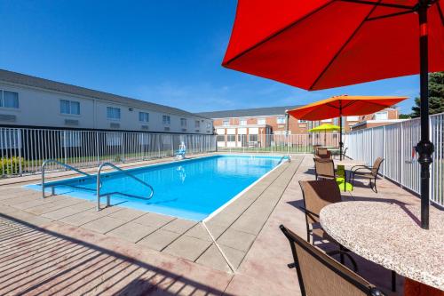Swimmingpool, Days Inn by Wyndham Sandusky / Cedar Point in Sandusky (OH)