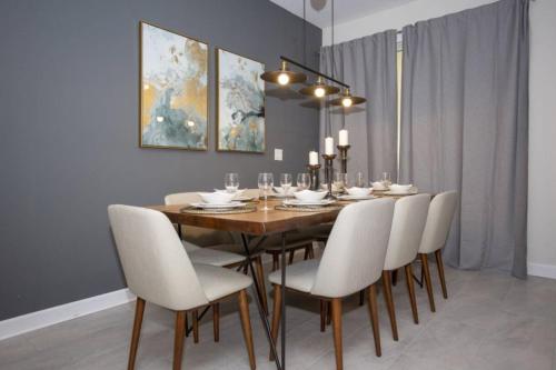 Brand New!4 Bed In Storey Lake Townhome With Pool! townhouse - image 8