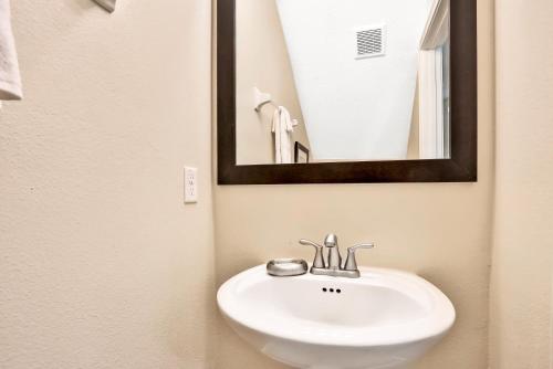 Elegance at the Fountains - image 5