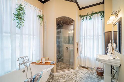 Historic Tate House Apartment by Marietta Square in Marietta, USA