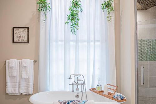 Historic Tate House Apartment by Marietta Square in Marietta, USA