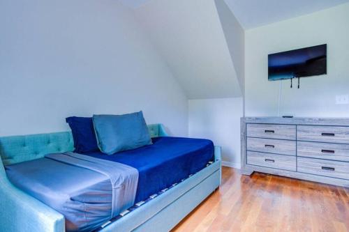 Quiet Apt with Six Beds and TVs In Each Room Fast Wifi