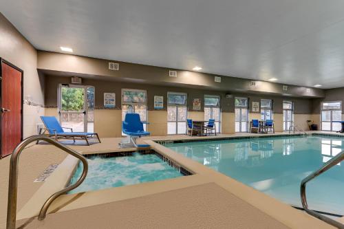 Swimming pool, Holiday Inn Express & Suites Weatherford By IHG in Weatherford (TX)