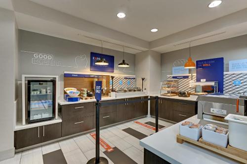 홀리데이 인 익스프레스 호텔 & 스위트 웨더포드 바이 IHG - 식음료(F&B)