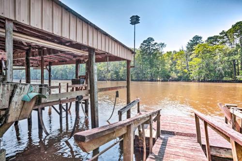Sues Camp with Caddo Lake Access and Dock!