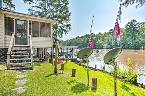 Sues Camp with Caddo Lake Access and Dock!