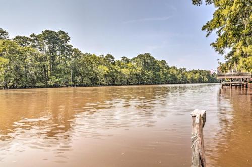 Sues Camp with Caddo Lake Access and Dock!