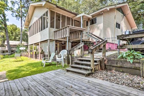 Sues Camp with Caddo Lake Access and Dock!