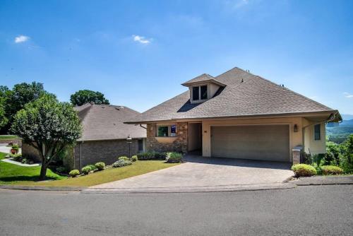 Marys Dream with Mountain Views and Community Pool in Sevierville, USA