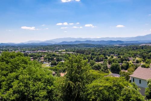 Marys Dream with Mountain Views and Community Pool in Sevierville, USA