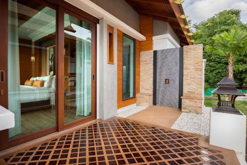 淋浴間, 清邁坦塔拉度假村 (Thantara Resort Chiangmai) in 清邁San Sai