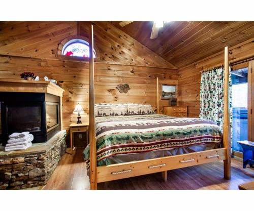 Romantic Mountain Shanty with Hot Tub and Fireplace - image 9