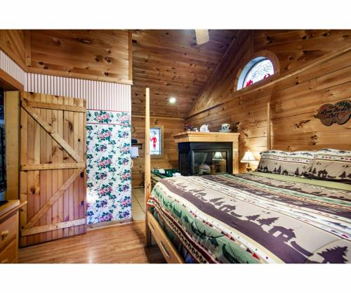 Romantic Mountain Shanty with Hot Tub and Fireplace - image 11