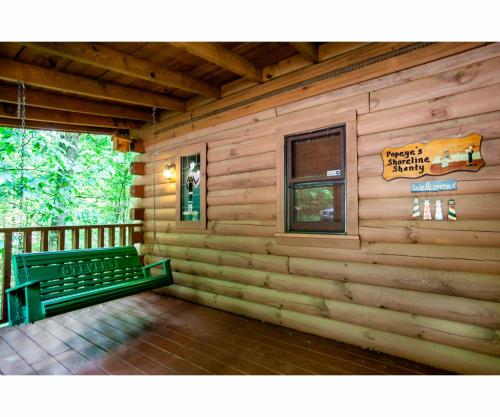 Romantic Mountain Shanty with Hot Tub and Fireplace in Sevierville, USA