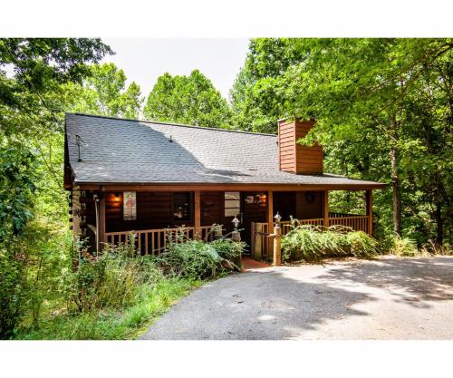 Romantic Mountain Shanty with Hot Tub and Fireplace in Sevierville, USA