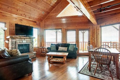 Above It All with Mountain Views, Hot Tub and Theater Room in Sevierville, USA