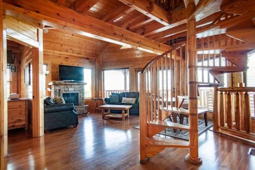 Above It All with Mountain Views Hot Tub and Theater Room - image 7