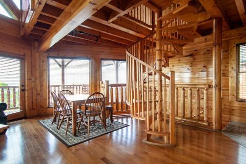 Above It All with Mountain Views Hot Tub and Theater Room - image 9