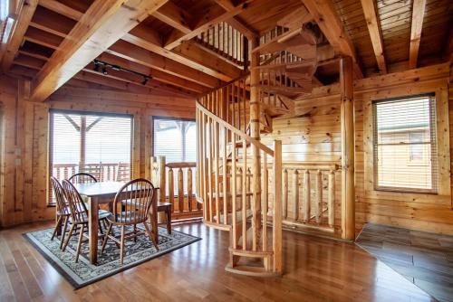Above It All with Mountain Views Hot Tub and Theater Room - image 10