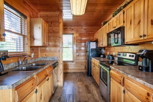 Above It All with Mountain Views Hot Tub and Theater Room - image 11