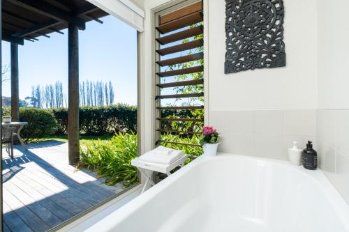 Bathroom, Coastal Cottage Retreat - Te Awanga Cottages in Te Awanga